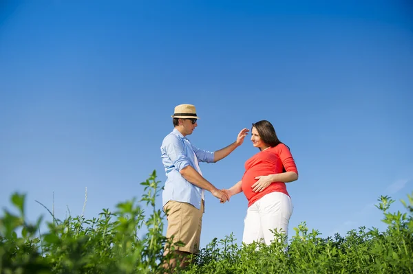 Couple enceinte avec ciel bleu — Photo