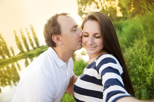 Těhotná pár přijetí selfie — Stock fotografie