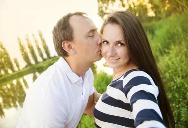 Zwangere paar nemen selfie — Stockfoto
