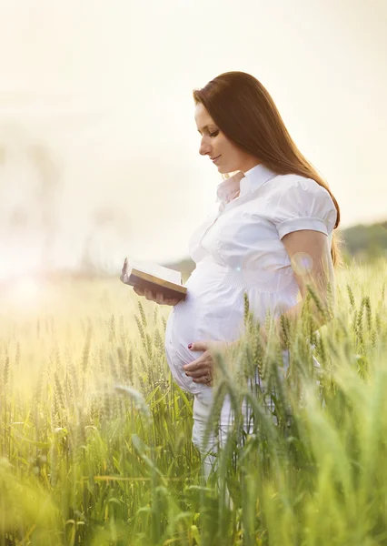 Gravid kvinna bad i fältet — Stockfoto