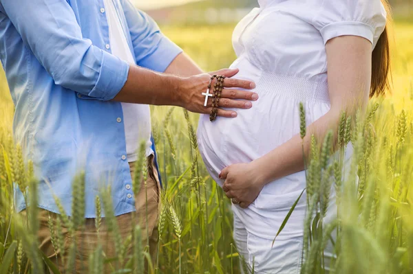 Pareja embarazada rezando en el campo — Foto de Stock