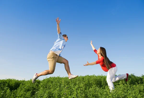 Couple avec ciel bleu Photos De Stock Libres De Droits