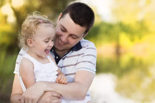 Padre baciare la sua ragazza — Foto Stock