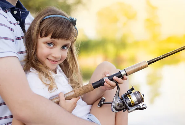 Vater angelt mit seiner Tochter — Stockfoto