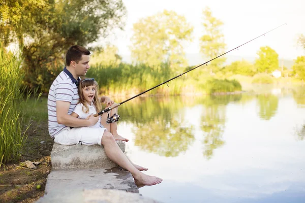 Apa a lányával halászati — Stock Fotó