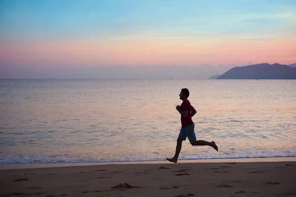 Mann läuft bei Sonnenuntergang — Stockfoto