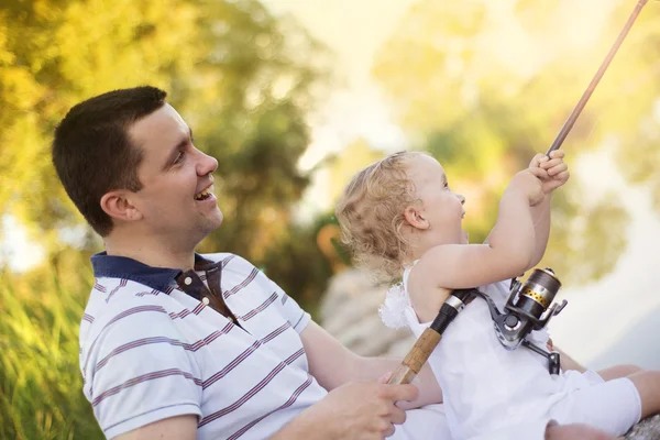 Vader met zijn dochter vissen — Stockfoto