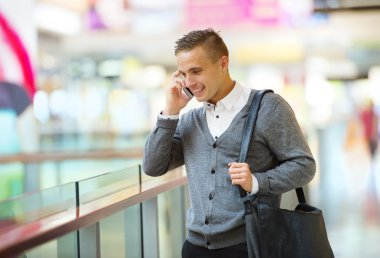 Cep telefonundan konuşan adam.