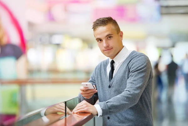 Homem usando telefone celular — Fotografia de Stock