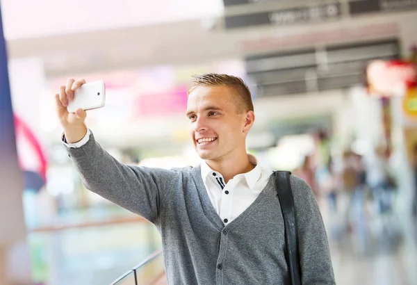 Muž používající mobilní telefon — Stock fotografie