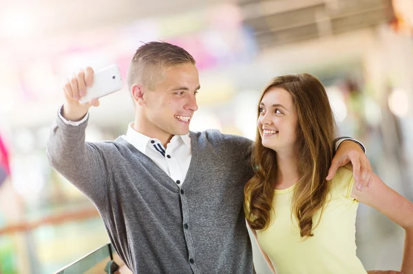 Casal tirando selfie — Fotografia de Stock