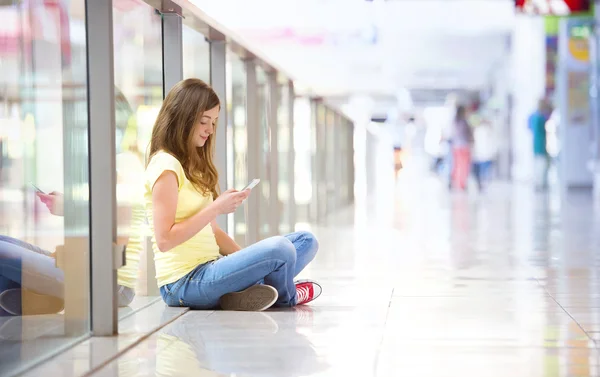 Mädchen benutzt ihr Smartphone — Stockfoto