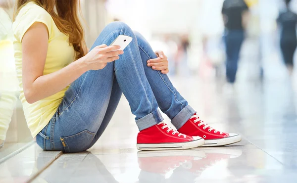 Mädchen benutzt ihr Smartphone — Stockfoto