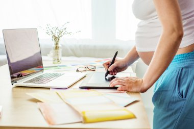 Dijital tablet ve kalem olan kadın