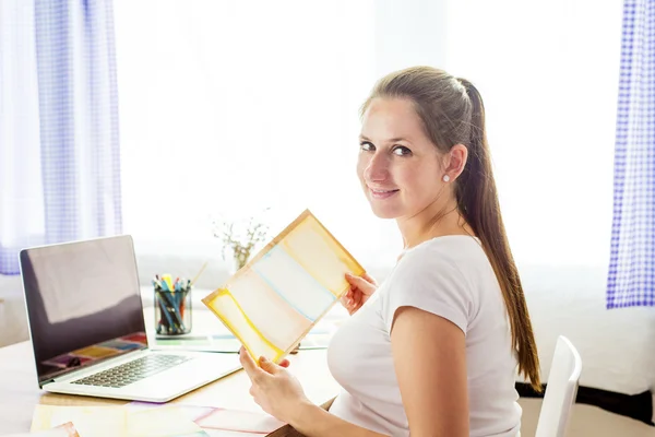 Mujer trabajando en casa oficina —  Fotos de Stock
