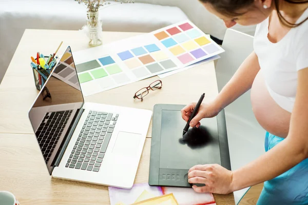 Mujer con tableta digital y pluma — Foto de Stock