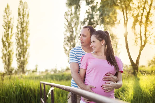 Paar umarmt sich — Stockfoto