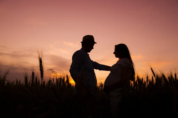 Paar in de zonsondergang — Stockfoto