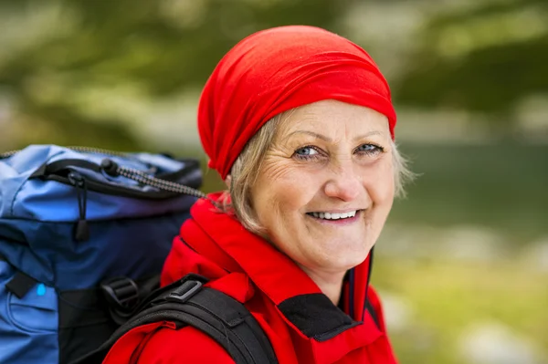 Frau wandert in den Bergen — Stockfoto