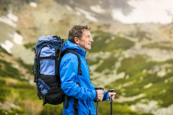 Adam dağlar hiking — Stok fotoğraf