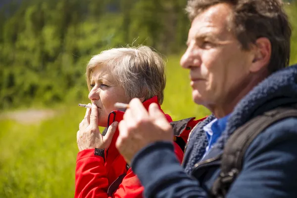 Par rökning under promenaden — Stockfoto