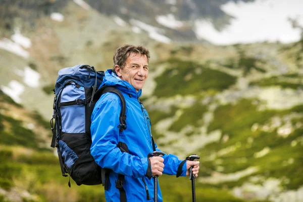 Homme randonnée à la montagne — Photo