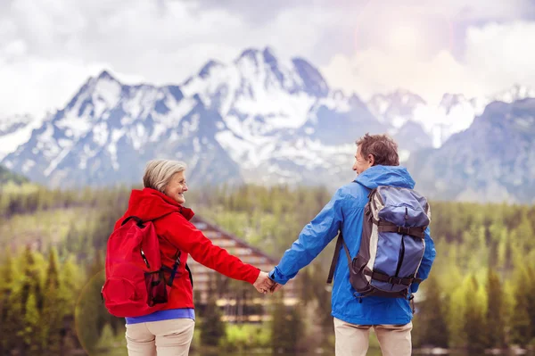 Pareja de excursionistas durante el paseo — Foto de Stock