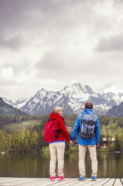 Senior paar wandelaars tijdens de wandeling — Stockfoto