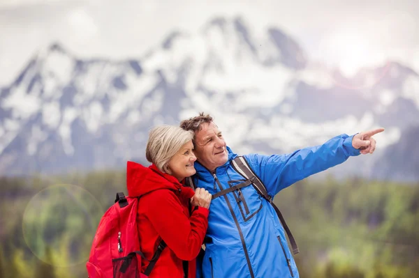 Hikers couple during the walk — Stock Photo, Image