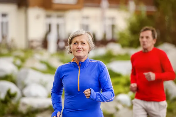 Äldre par jogging — Stockfoto