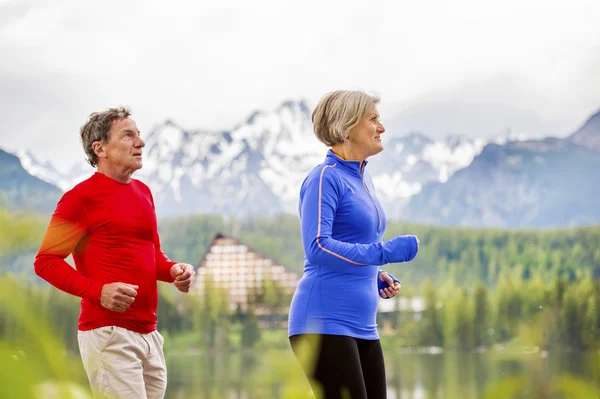 Üst düzey çift jogging — Stok fotoğraf