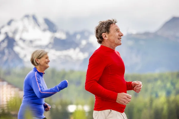 Seniorpaar joggt — Stockfoto