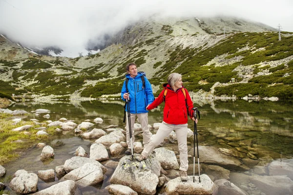 Pár turistika v horách — Stock fotografie