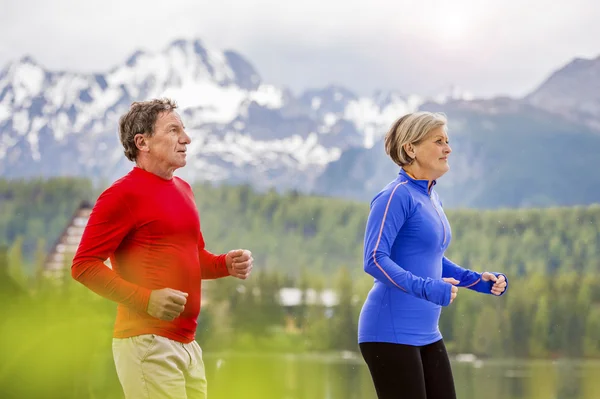 Senior couple jogging — Stock Photo, Image