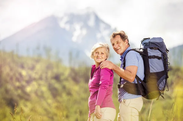 Pareja de senderismo en las montañas — Foto de Stock