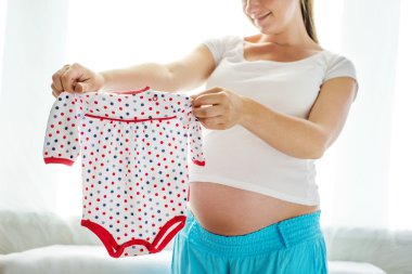 kadın gelecekteki bebek giysileri ile