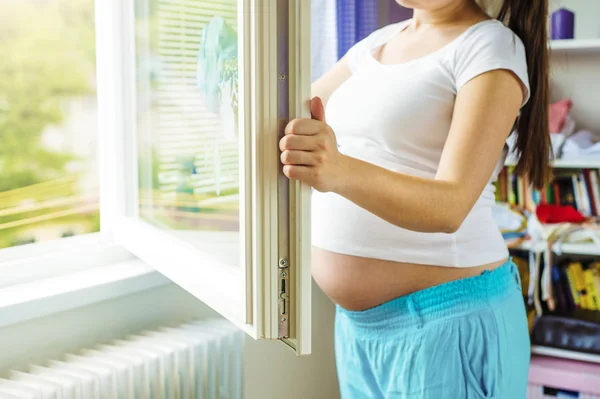 Vrouw die het raam schoonmaakt — Stockfoto