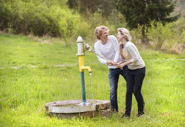 Pareja de bombeo de agua de la bomba de agua —  Fotos de Stock