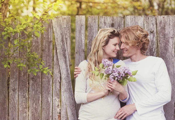 Couple avec fleurs lilas — Photo
