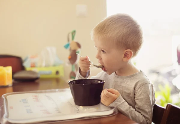 Chico comiendo pasta — Foto de Stock