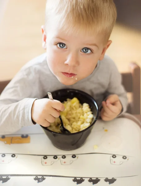 Chico comiendo pasta — Foto de Stock