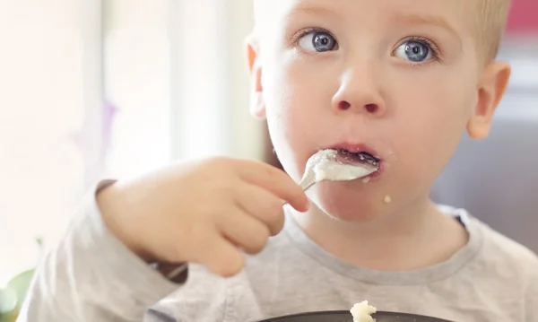 Niño comiendo pasta — Zdjęcie stockowe