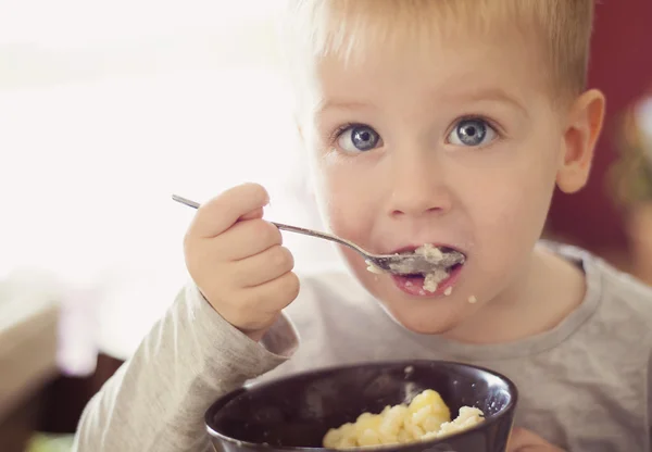 Мальчик ест макароны — стоковое фото