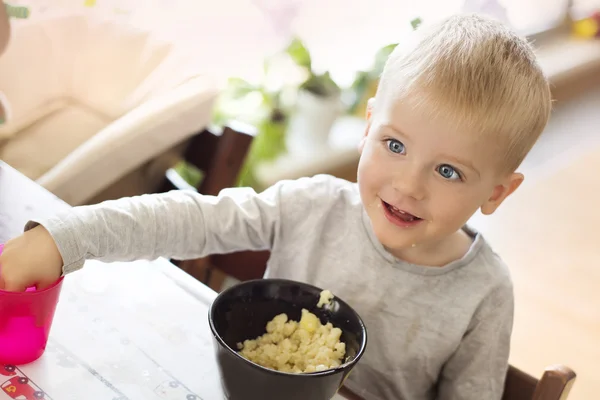 Menino comer massa — Fotografia de Stock