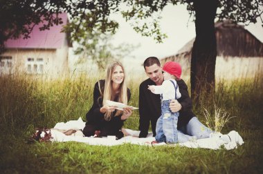 Aile birlikte vakit geçiriyor.