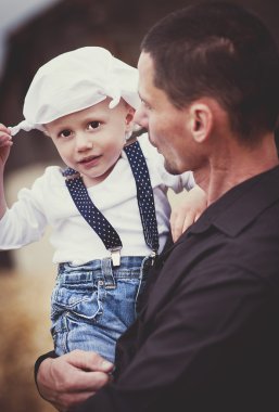 Baba ile oynayan çocuk