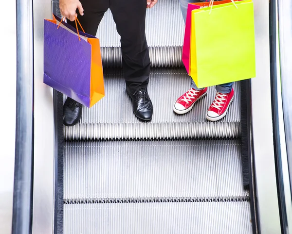 Casal com sacos de compras — Fotografia de Stock