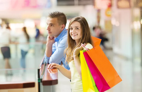 Pareja con bolsas en centro comercial —  Fotos de Stock