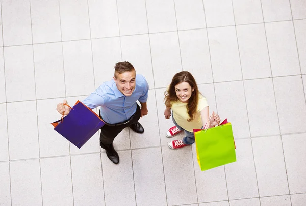 Pareja con bolsas en centro comercial — Foto de Stock