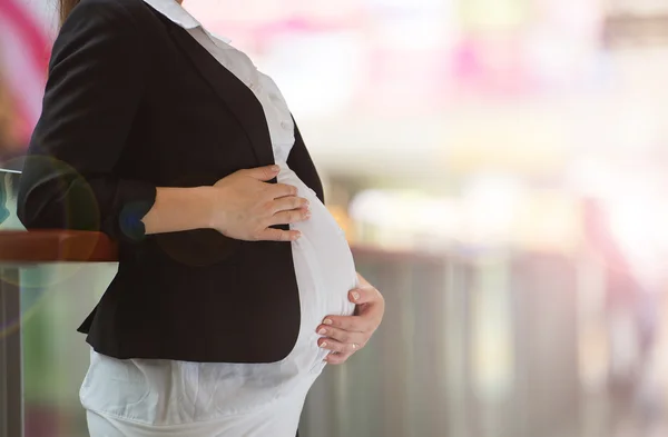 Frau hält ihren Bauch — Stockfoto